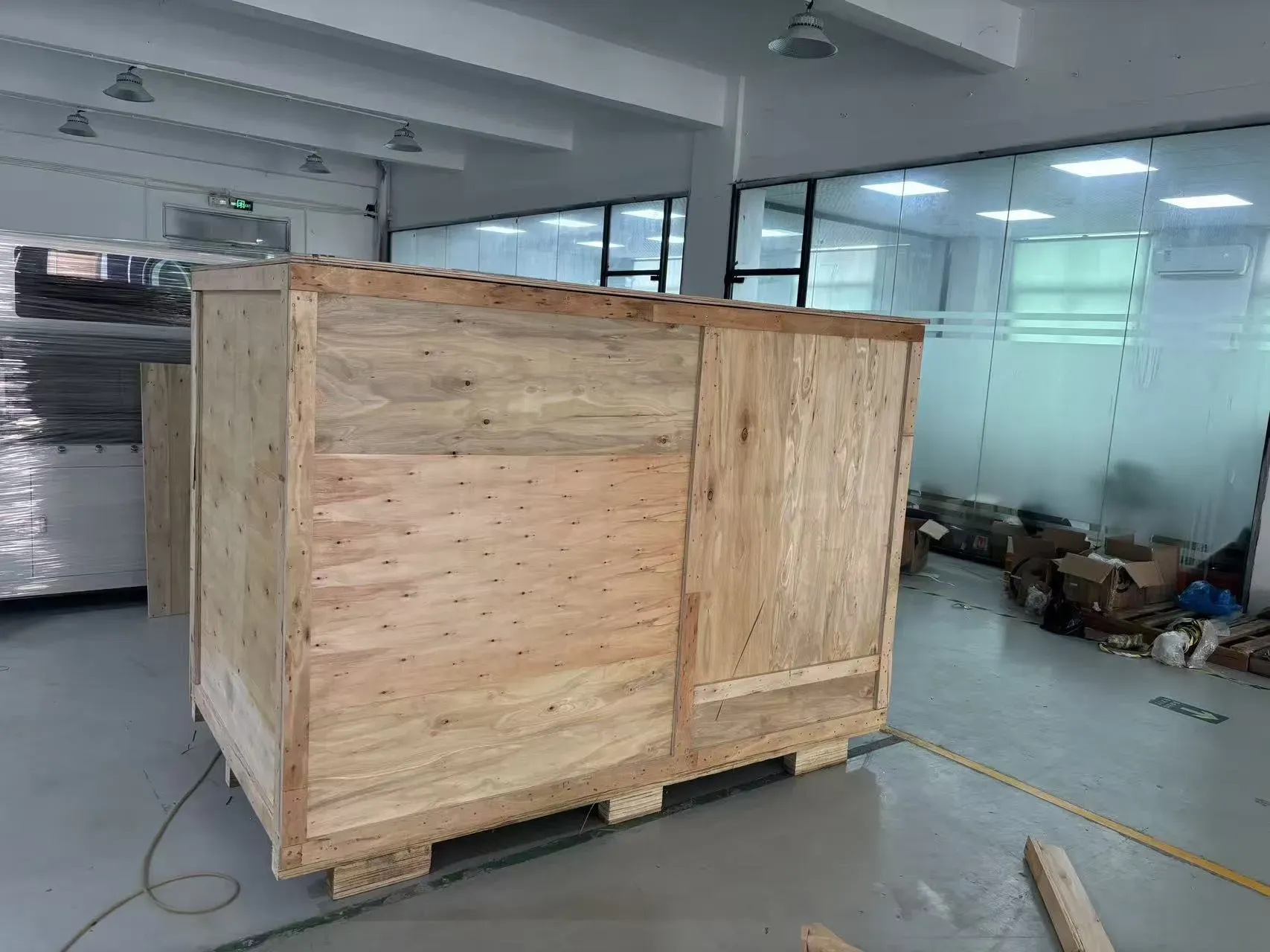 Secure palletized shipping container for precision machinery
