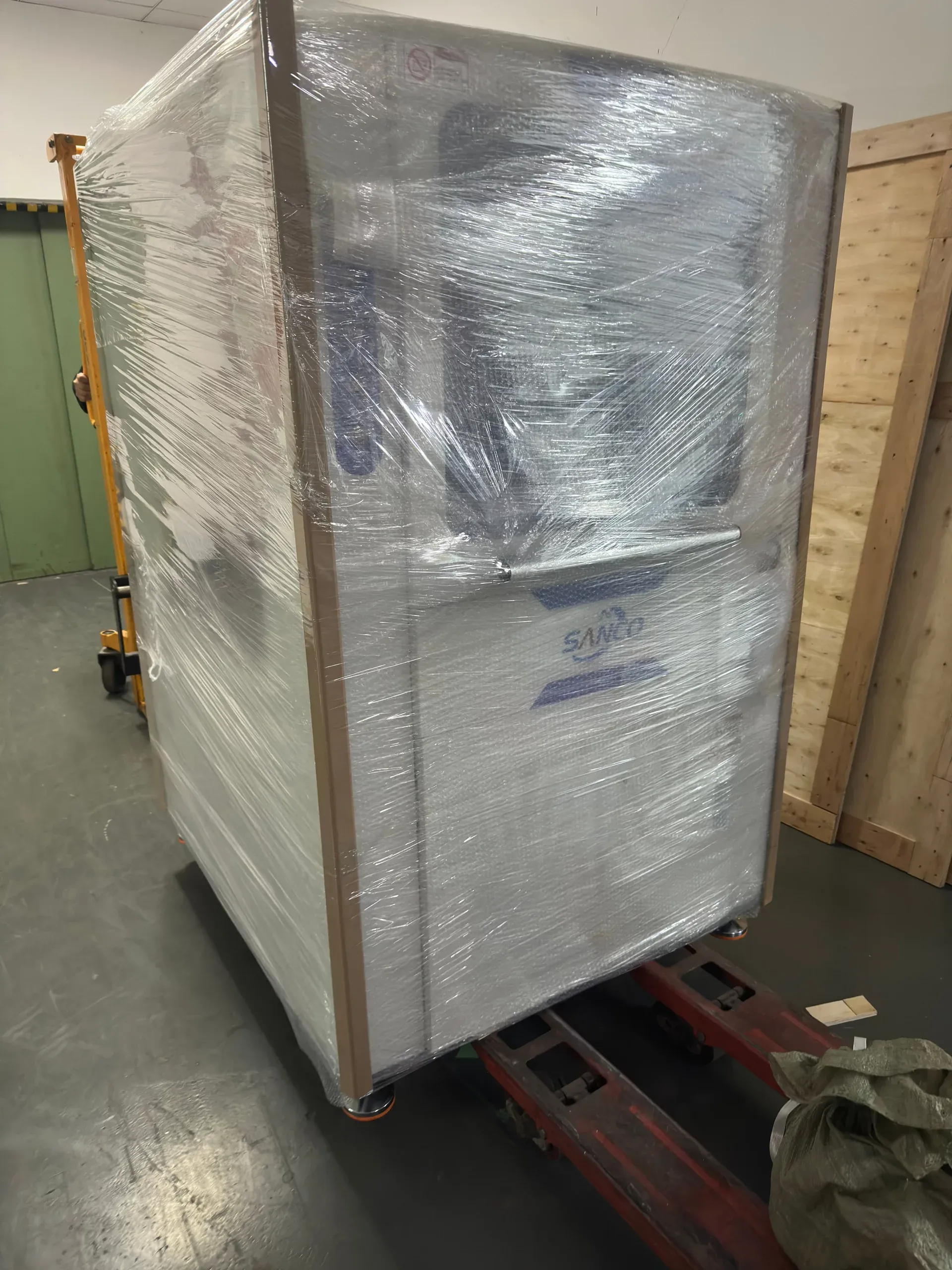 Professional wooden crate packaging for industrial equipment export